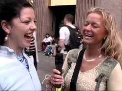 Die Moderatorin des Erotikmagazins lädt das rassige Babe von der Straße zum Gespräch mit anschließendem Solofick ein