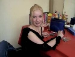 Ein versautes Girl lutscht und poppt beim Gruppensex