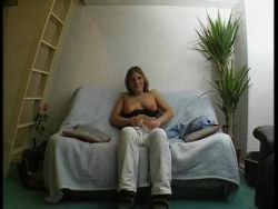 Eine geile Hobbynutte nagelt sich in die nasse Möse