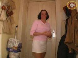 Eine scharfe deutsche Hausfrau bei Bondage Spielen mit Handwerker