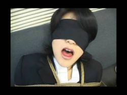 Das japanische Girl hat eine scharfe buschge Möse