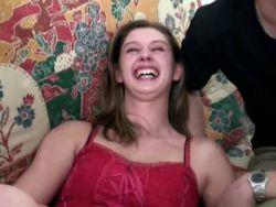 Das sexy Girl lässt sich ihre behaarte Pussy von einem prallen Ständer nageln