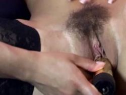 Die buschigen Fotzen der zwei scharfen Lesben werden gefingert und mit einem Luststab gestopft