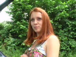 Die heiße Nutte streichelt sich die behaarte Pussy