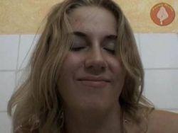 Die notgeile blonde Tussi befriedigt sich ihre nasse Möse selbst