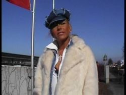 Geile Blonde beim intimen Masturbieren