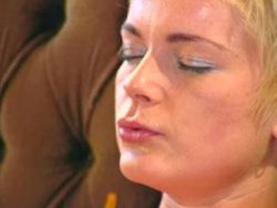 Sexy Mama wird geil in die haarige Fotze gerammelt