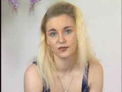 Verkommene Frau fingert ihre unrasierte Muschi