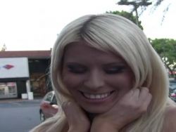 Blondes Girl mit Mega Möpsen lutscht den drallen Pimmel