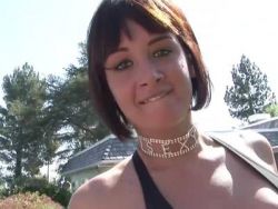 Schwanzgeiles junges Mädel macht den Deepthroat Outdoor