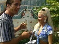 Blondes Luder bläst den harten Schwanz eines aufgegeilten Fremden