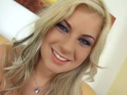 Blondine knallt sich die blanke Fotze mit einem Dildo
