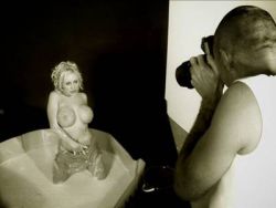 Blondine mit dicken Möpsen beim geilen Blowjob