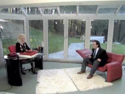 Die erfahrene Blondine verführt den Mann beim Einstellungsgespräch