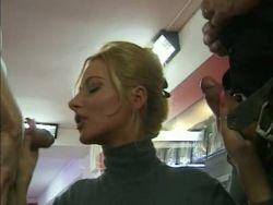 Sexbesessene Blondine wird von zwei Typen genagelt