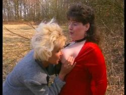 Versaute schlanke Blondine fistet eine mollige Dame