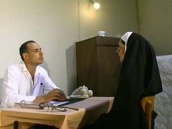 Mit der Hand wird die Nonne von ihrem Doc gepoppt