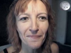 Bei einem geilen Gangbang nimmt die sexy MILF jeden Schwanz in Mund und Muschi