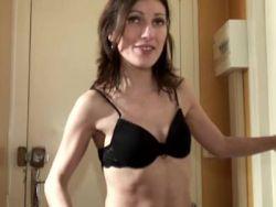 Beim geilen Dreier wird das Babe von zwei dicken Schwänzen penetriert