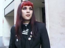 Jugendliches Girl lässt sich von zwei fremden Stechern durchvögeln