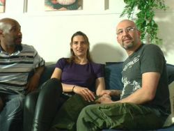 Mutter in Unterwäsche lässt sich beim Dreier poppen