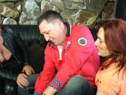 Zwei geile Babes und ein Bursche haben Spaß beim Gruppensex auf der Couch