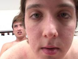 Ein sexgeiles schwules Paar bumst im Büro
