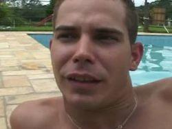 Geiler Mann lässt sich von seinem Freund am Swimmingpool poppen