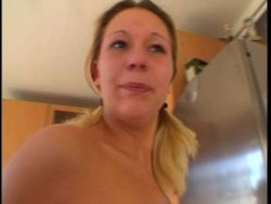 Das Tattoo Girl bewegt sich hemmungslos nackt in seiner Wohnung