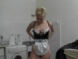 Tätowierte Blondine wird gefingert und genagelt bis sie laut schreit
