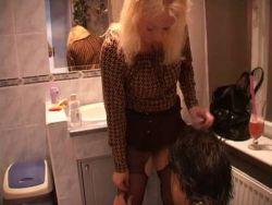 Er massiert sich seinen dicken Stab vor einer versauten Blondine