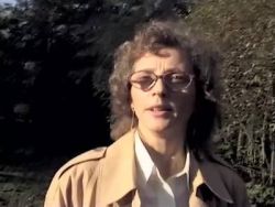 De sexgeile Stute leckt dem LOver den Penis im Wald