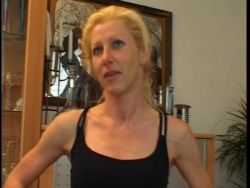 Die blonde Denise macht dem Mann mit der Kamera einen perfekten Blowjob