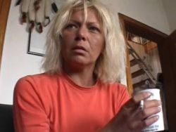 Die fickrige Mutter lutscht den dicken Pimmel