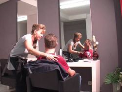Die scharfe Friseuse bläst ihrem Kunden den Lümmel