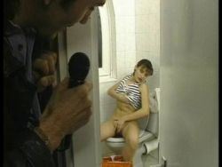 Nasser Mundfick auf der Toilette mit einer versauten dunkelhaarigen Schlampe