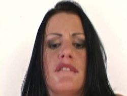 Schöne versaute Dame nuckelt einen Penis