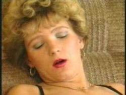 MILF mit einer borstigen Fickschlucht beim Masturbieren