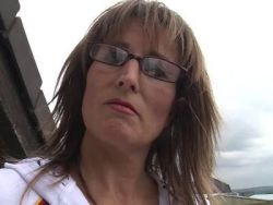 Notgeile Mutter reibt sich die haarlose Muschi