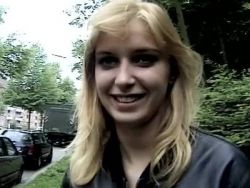 Amateur Nutte mit Minititten saugt den drallen Pimmel