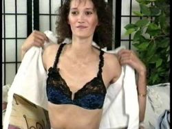Die Frau hat sexy kleine Brüste