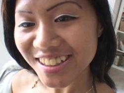 Dunkler Schwengel wird von Asia Girl mit kleinen Brüsten gelutscht