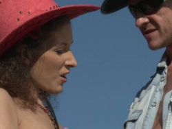 Heißes Cowgirl mit kleinen Titten wird von langem Schwanz in Arsch und Spalte gebumst