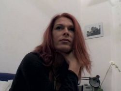 Reifes Luder mit kleinen Brüsten fickt sich mit dem Sextoy