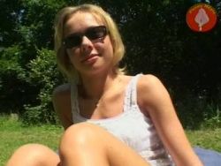 Das blondierte Fotzenluder befriedigt sich selbst