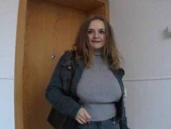 Das mollige Flittchen spielt mit ihrer triefenden Muschi