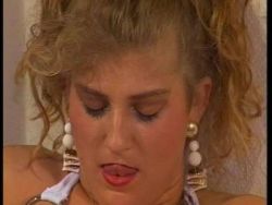 Eine Frau fickt sich die nasse Möse und macht Fingerspiele