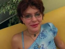 Eine geile Fotze macht Solosex auf dem Sofa