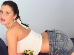Eine notgeile Nutte schiebt sich den Vibrator in die Lustgrotte