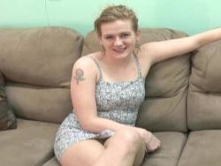 Heftige Selbstbefriedigung einer hammergeilen Brünetten auf dem Sofa